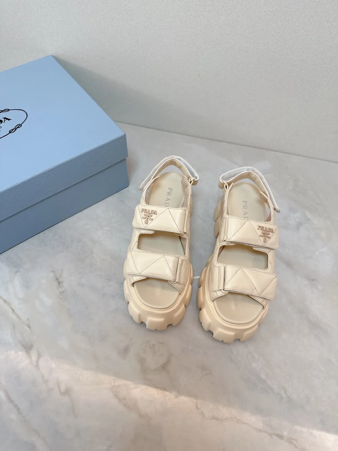 👟👟Ex-factory price 560👟👟 Prada New sandal series for summer Thick-soled sandals This is a must-have for summer. It feels soft and delicate on the feet and is extremely comfortable. You can mix it with you at will. Original molded midsole. Original foaming technology tooth outsole, size 35-41.